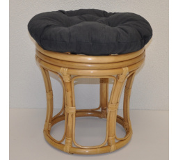 Ratanová stolička veľký medový vankúš tmavosivé odlesky